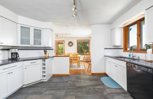 Point Judith Casa | Spacious&Custom Built Contemporary Home- 5 bed, 3 full bath located on Southern Tip of Narragansett!