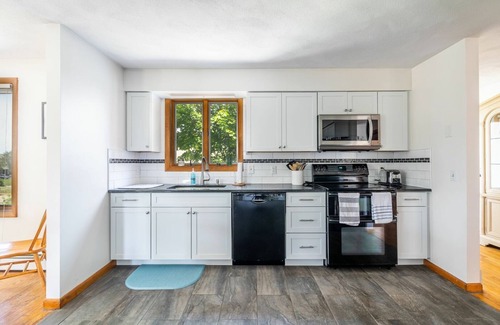 Point Judith Casa | Spacious&Custom Built Contemporary Home- 5 bed, 3 full bath located on Southern Tip of Narragansett!