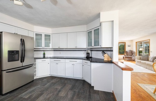 Point Judith Casa | Spacious&Custom Built Contemporary Home- 5 bed, 3 full bath located on Southern Tip of Narragansett!