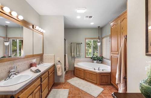 Cottonwood Cabina | Spacious Custom Family Home on Private Ranch