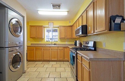 Marana Casa | Spacious Desert Getaway ~ Scenic Views ~ Hammock!