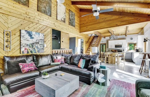Bushkill Cabina | Spacious "Design Lodge" In Woods - Bushkill