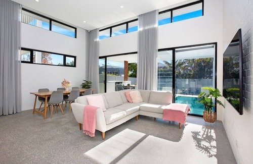 Woolooware Casa | Spacious Designer 4 bed family home - pool + pets