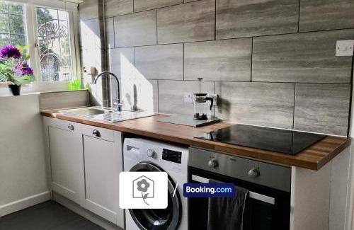 Portswood Casa | Spacious Detached Highfield House By Your Stay Solutions Short Lets & Serviced Accommodation Southampton Free Parking
