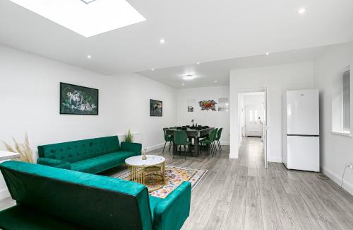 London Borough of Hounslow Casa | Spacious Detached House with 7 Beds Includes Ping Pong and Pool Table Sleeps 14 Free Parking