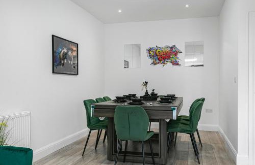 London Borough of Hounslow Casa | Spacious Detached House with 7 Beds Includes Ping Pong and Pool Table Sleeps 14 Free Parking