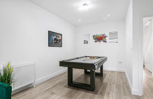 London Borough of Hounslow Casa | Spacious Detached House with 7 Beds Includes Ping Pong and Pool Table Sleeps 14 Free Parking