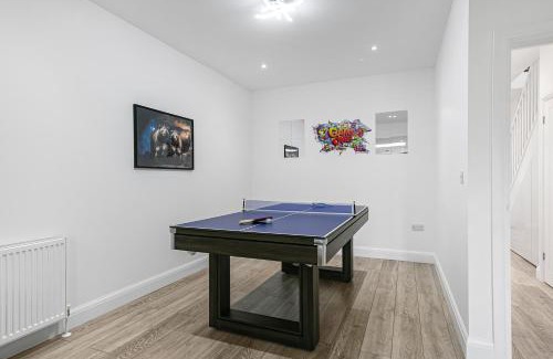 London Borough of Hounslow Casa | Spacious Detached House with 7 Beds Includes Ping Pong and Pool Table Sleeps 14 Free Parking