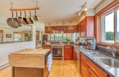 Waterbury Center Casa | ¡Casa espaciosa y amigable para perros con WiFi gratis, chimenea de gas, parrilla privada!