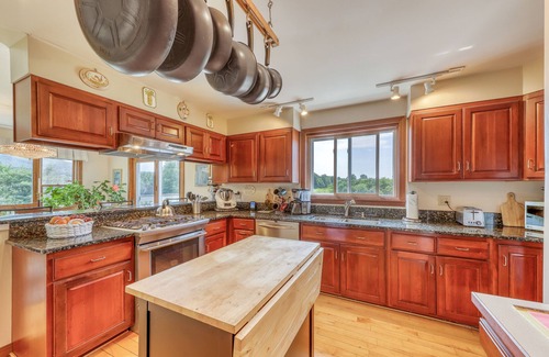 Waterbury Center Casa | ¡Casa espaciosa y amigable para perros con WiFi gratis, chimenea de gas, parrilla privada!