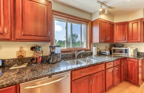Waterbury Center Casa | ¡Casa espaciosa y amigable para perros con WiFi gratis, chimenea de gas, parrilla privada!