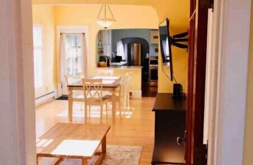 Pray Casa | Spacious Downtown 2 Bdrm House