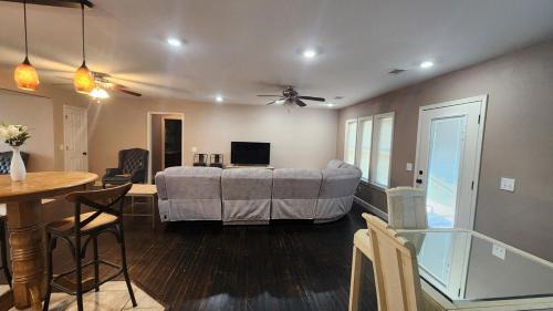Clarksville Casa | Spacious Downtown 4 Bedroom