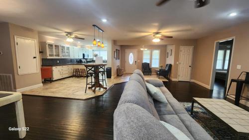 Clarksville Casa | Spacious Downtown 4 Bedroom