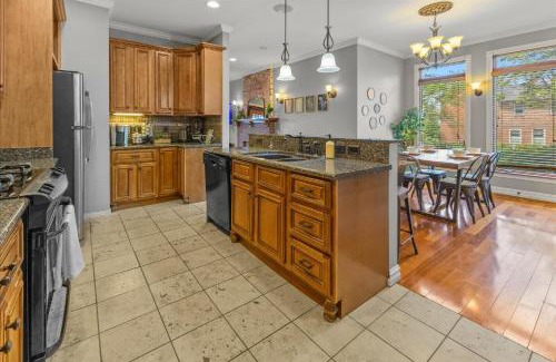 Holy Cross Casa | Spacious Downtown Apartment with Free Parking