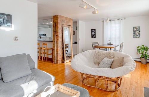 West End Apartamento | Spacious downtown apartment with historic charm, natural light, AC & W/D access