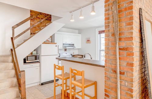 West End Apartamento | Spacious downtown apartment with historic charm, natural light, AC & W/D access