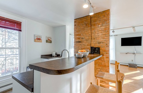 West End Apartamento | Spacious downtown apartment with historic charm, natural light, AC & W/D access