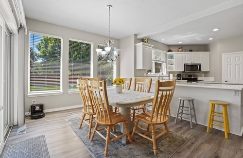 Eagle Casa | Spacious Downtown Eagle Retreat Perfect for Groups