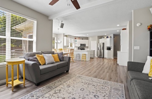 Eagle Casa | Spacious Downtown Eagle Retreat Perfect for Groups