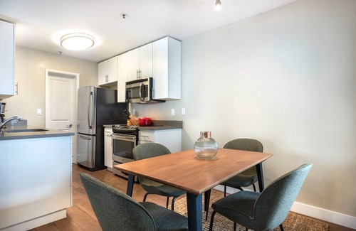 Old Mountain View Apartamento | Spacious DT Mountain View 2BR w/ Gym, Pool, Parking, W/D by Blueground