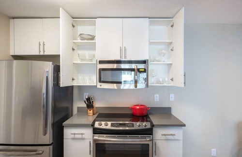 Old Mountain View Apartamento | Spacious DT Mountain View 2BR w/ Gym, Pool, Parking, W/D by Blueground