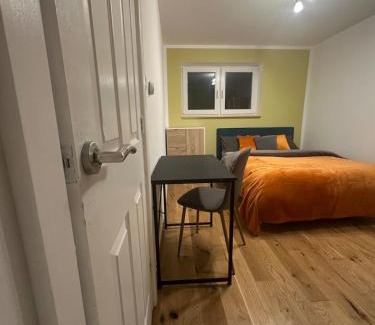 Peterborough Apartamento | Spacious En-Suite Rooms & Off-Suite Rooms Near Hospital and Shops