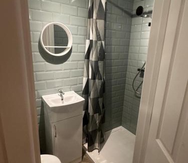 Peterborough Apartamento | Spacious En-Suite Rooms & Off-Suite Rooms Near Hospital and Shops