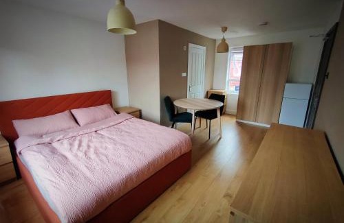 Peterborough Apartamento | Spacious En-Suite Rooms & Off-Suite Rooms Near Hospital and Shops