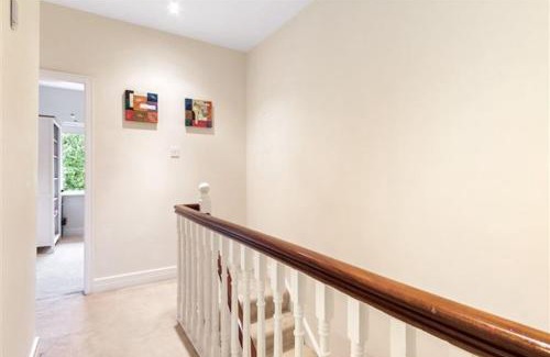 Malahide Casa | Spacious ensuite room with free parking