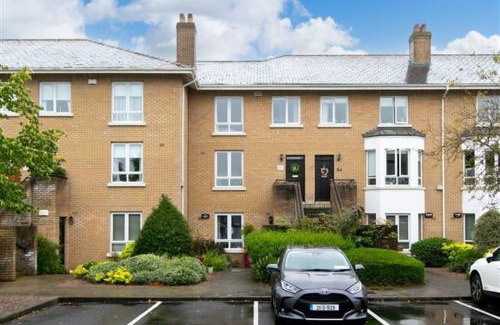 Malahide Casa | Spacious ensuite room with free parking