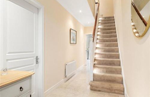 Malahide Casa | Spacious ensuite room with free parking