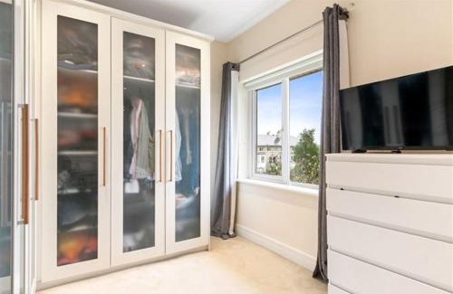 Malahide Casa | Spacious ensuite room with free parking