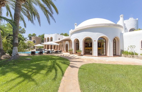 Santa Eulalia del Río Villa | Amplia villa con un hermoso jardín, piscina privada en la playa de Cala Llenya