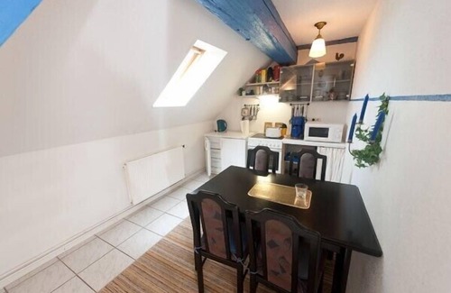 Neudorf Casa | Amplio apartamento exclusivo en el 1er piso con un estanque natural