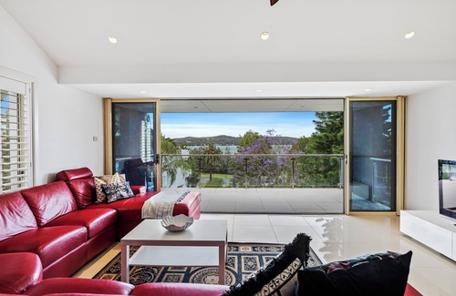 Speers Point Casa | Spacious Executive Home with Lake Views