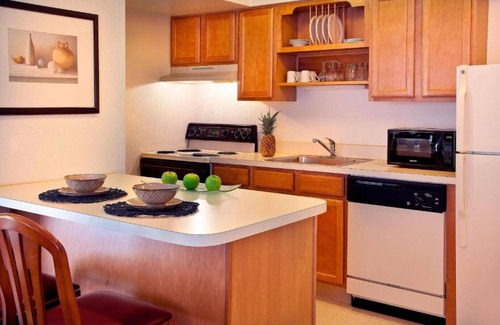 Lake Forest Casa | Spacious extended-stay hotel near Portland - Lake Oswego