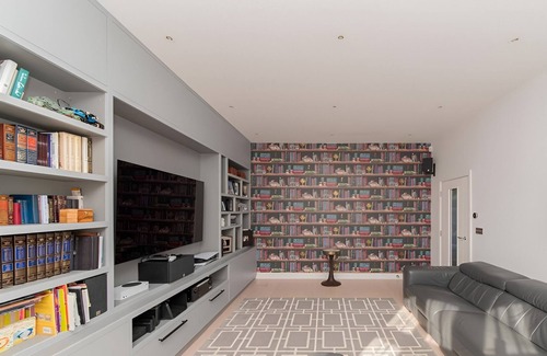 Finchley Church End Casa | Spacious Family 5-bedroom house with Home Cinema and A/C