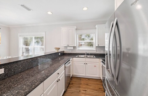 Seagrove Beach Condominio | Spacious Family-Friendly Condo w/ Beach Access, Gulf Views, and Community Pool