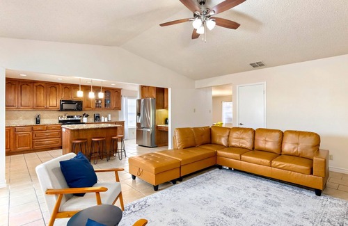 North San Antonio - SAT Casa | Spacious Family Friendly Pool House Sleeps 10 ppl!