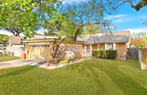 North San Antonio - SAT Casa | Spacious Family Friendly Pool House Sleeps 10 ppl!