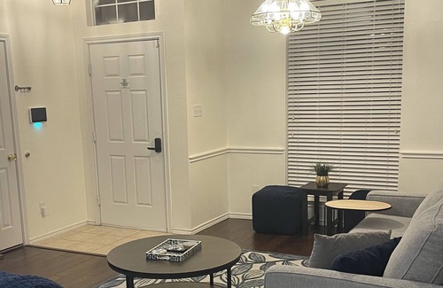 North Central Carrollton Casa | Spacious family friendly home. Close to shopping and restaurants.