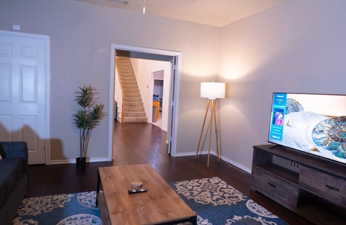 North Central Carrollton Casa | Spacious family friendly home. Close to shopping and restaurants.