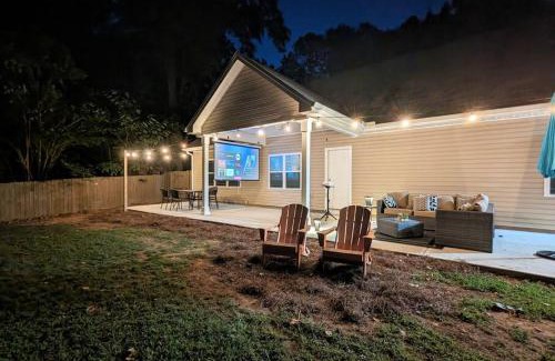 Hidden Valley Casa | Spacious Family Friendly Home with Large Fenced in Yard