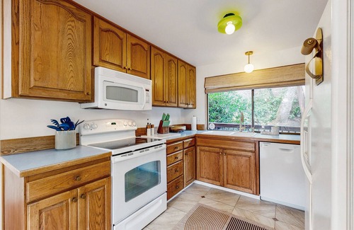 Fox Hollow Casa | Spacious family-friendly home with mountain views - near University of Oregon