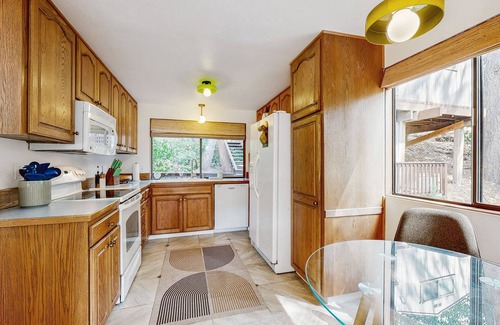 Fox Hollow Casa | Spacious family-friendly home with mountain views - near University of Oregon