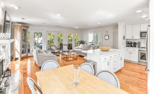 Saint Helena Island Casa | Spacious Family Getaway with Resort Amenities, Guest Cards and Golf Cart Included!
