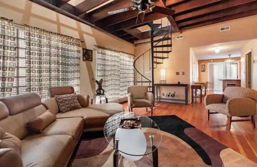Hough Casa | Spacious Family Getaway - Near Cleveland Clinic