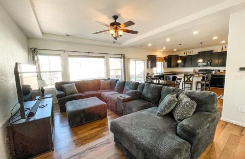 Fountain Casa | Spacious Family Getaway 20min to downtown sights