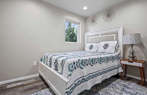 Valencia Casa | Spacious family Guesthouse private entry near six flags